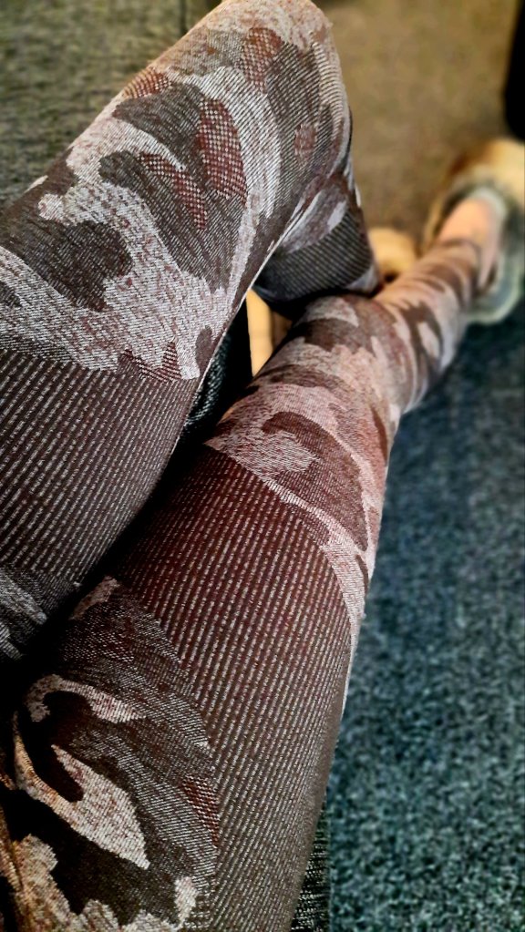 Prozis Combat Camo regular waist leggings brown melange texture - fitness model Kae Audhild 5'10" 70in height 120 lbs weight - November 2023 black Friday discount codes
