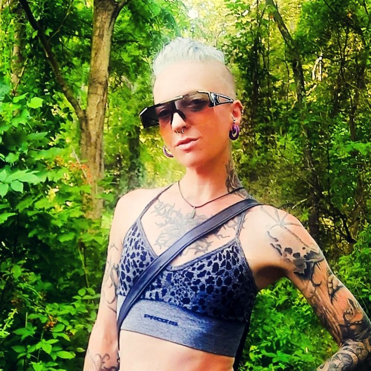 Kae Audhild wearing Prozis gray melange Fusion Lynx sports bra - November 2023 discount codes - 10% off sitewide + up to 80% off up to 2,000 items - best black Friday deals - alternative tattooed fitness models bloggers 