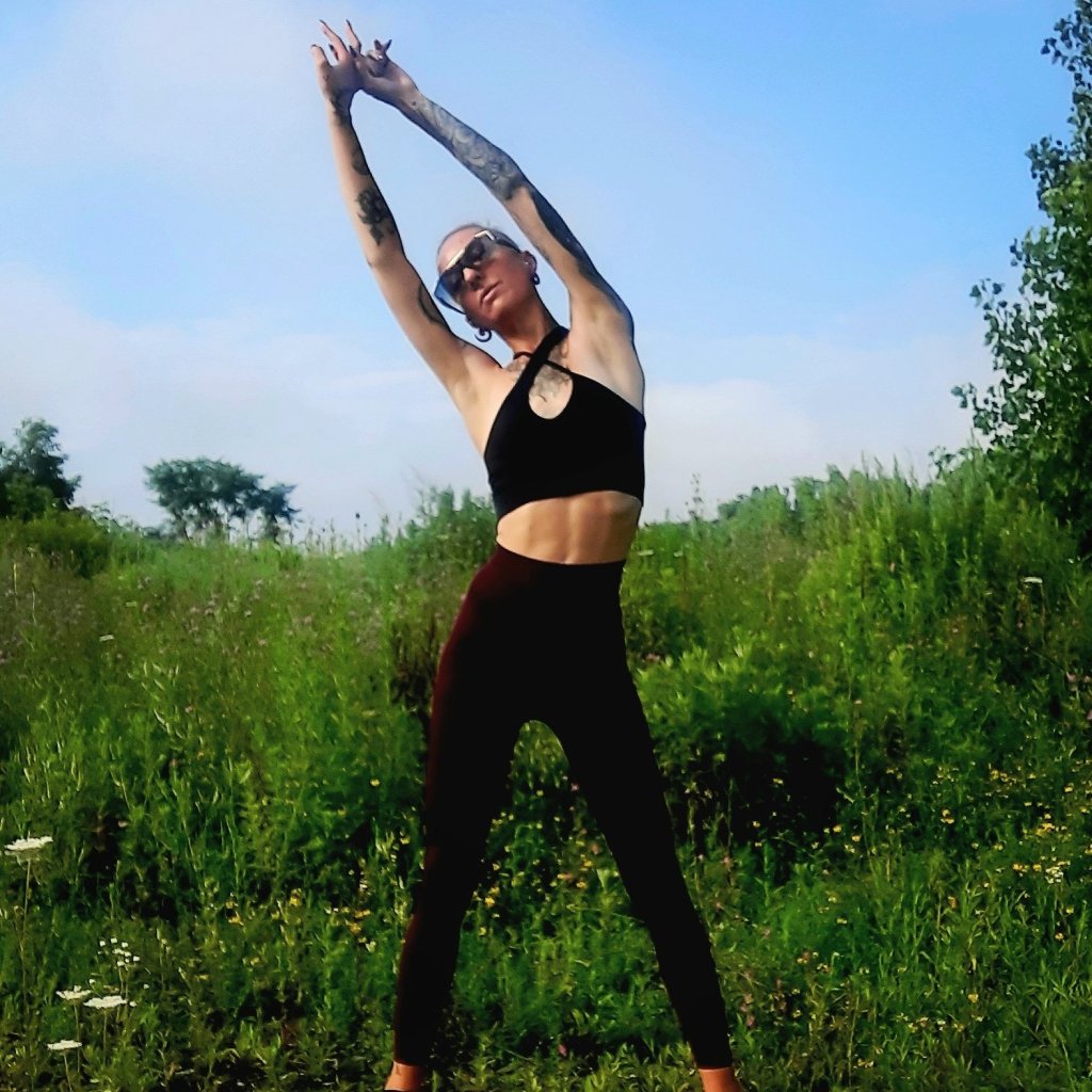 Prozis X-Skin Criss Cross Sports Bra - black - best activewear November 2023 discount codes - fitness model Kae Audhild