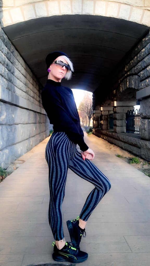 Prozis Wavy High Waist leggings dark gray melange, Kae Audhild fitness model, white platinum blonde asymmetrical hair, owego new York Riverwalk