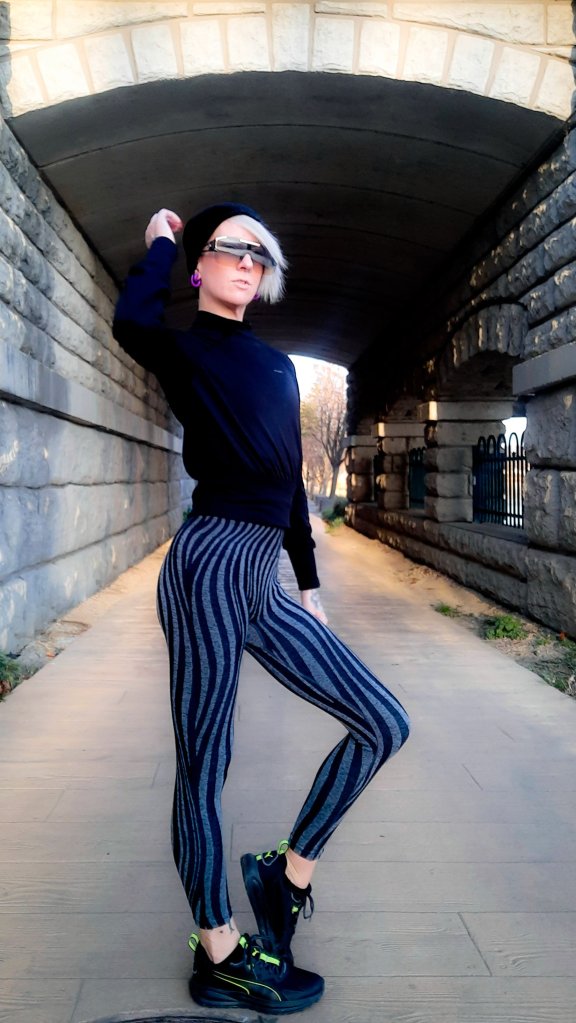 Prozis Wavy High Waist leggings dark gray melange, Kae Audhild fitness model, white platinum blonde asymmetrical diy haircut, owego new York Riverwalk 