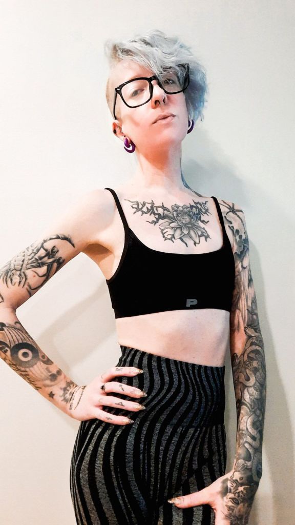 Prozis Boost Sports Bra modeled by Kae Audhild, also wearing black and grey Wavy leggings